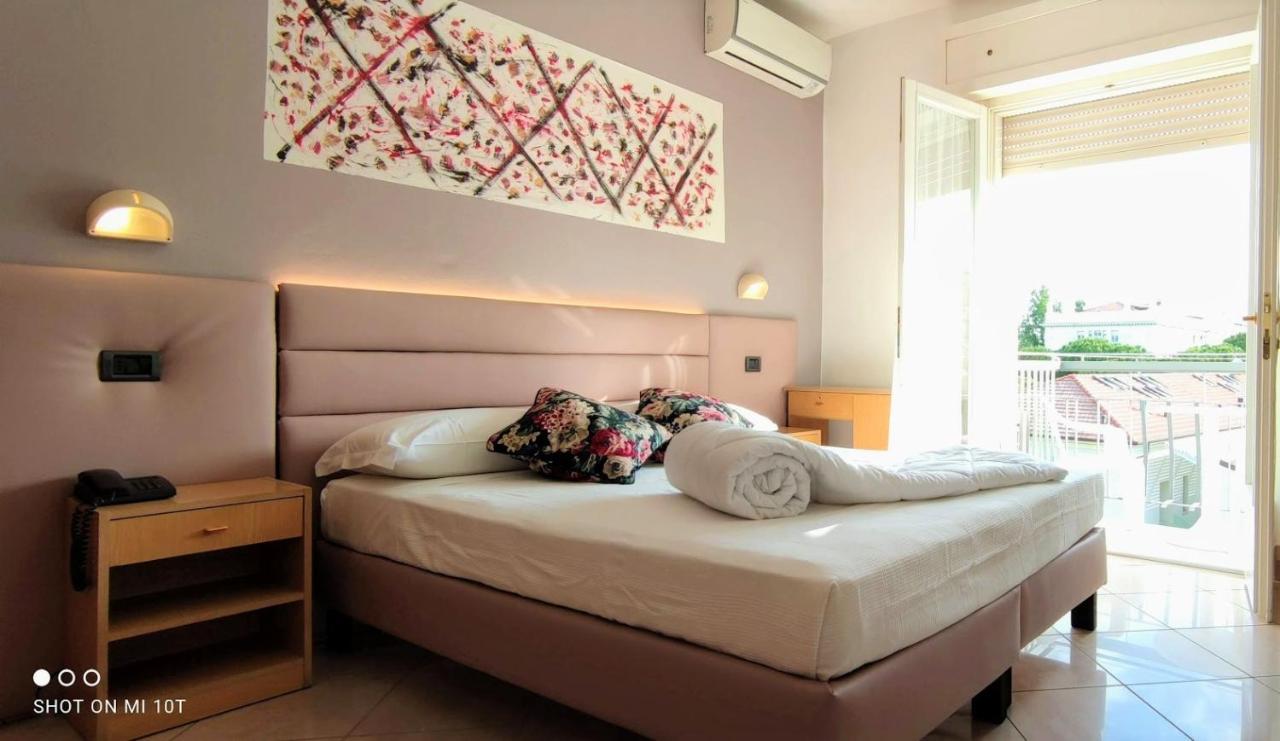 Hotel Villa Platani Riccione Eksteriør billede
